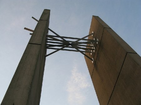 Das Europa-Denkmal in Berus mit zwei gegenueberstehenden freistehenden Betonwänden und Eisenstangen die diese Wände verbinden miteinander. Zum Teil kreuzen sich die Stangen.