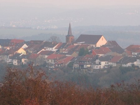 Blick über den alten Ortskern von Berus mit der Kirche.