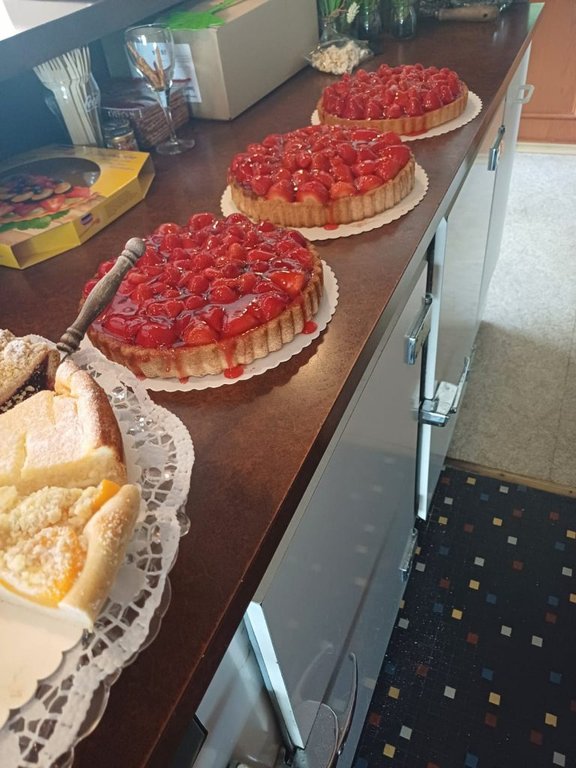 Bild zeigt drei frische Erbeerkuchen.