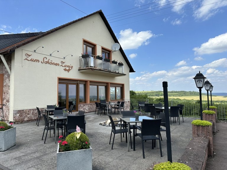 Sonnenterrasse der Pension mit Bestuhlung.